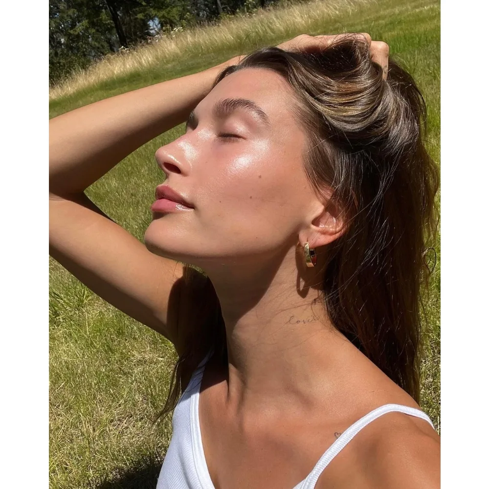 Làn da căng bóng của Hailey Bieber khi áp dụng liệu pháp chườm đá thường xuyên.