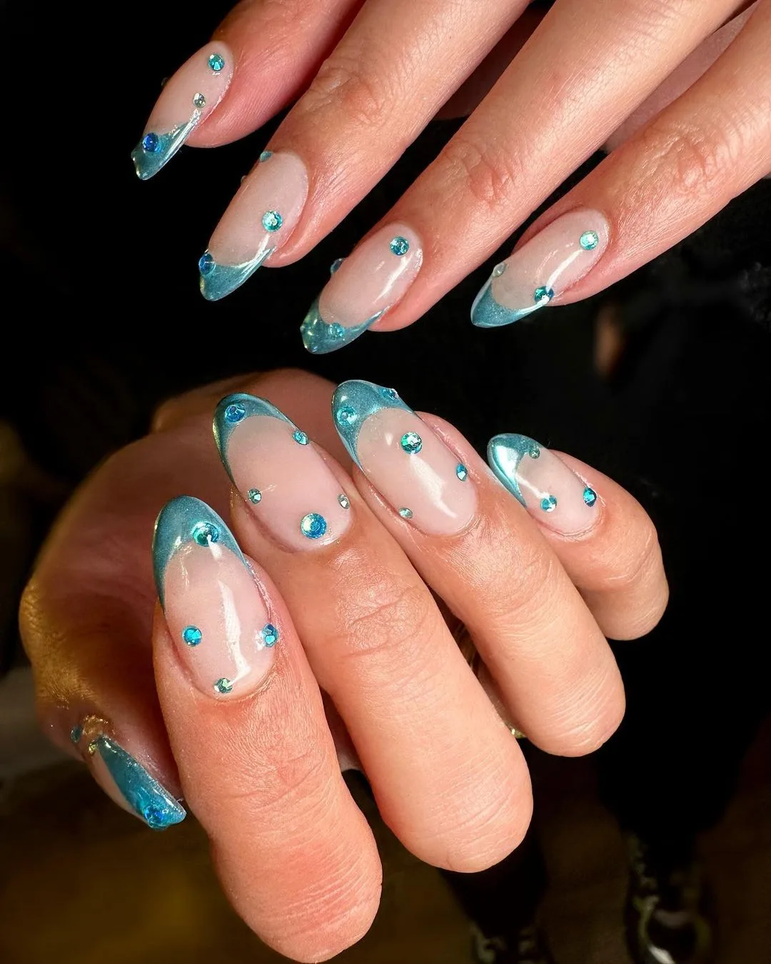 Mẫu nail đẹp kiểu pháp đính đá xanh