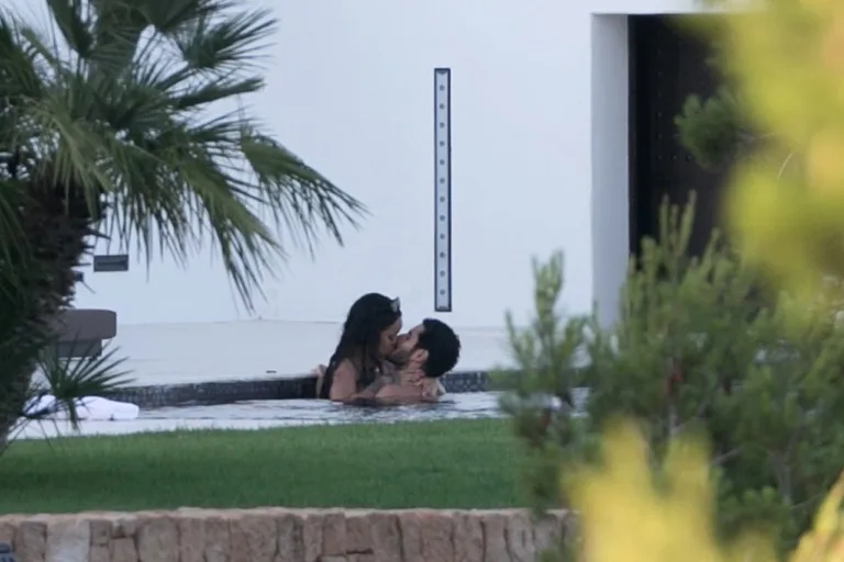 nguoi tinh bi mat cua rihanna
