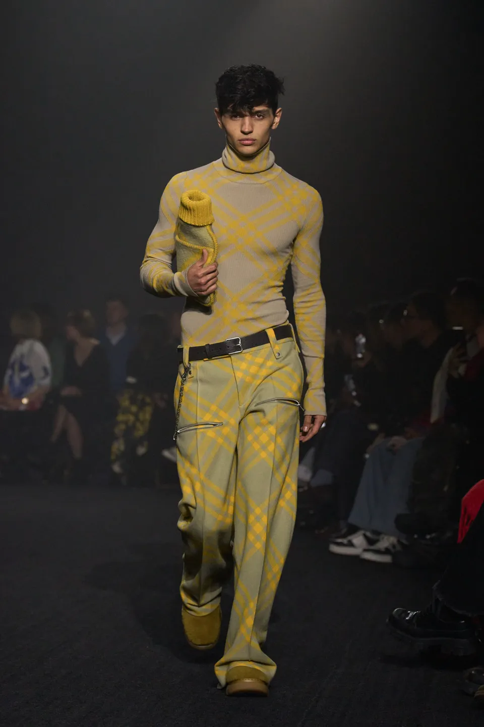 00017-burberry-fall-2023-ready-to-wear-credit-gorunway