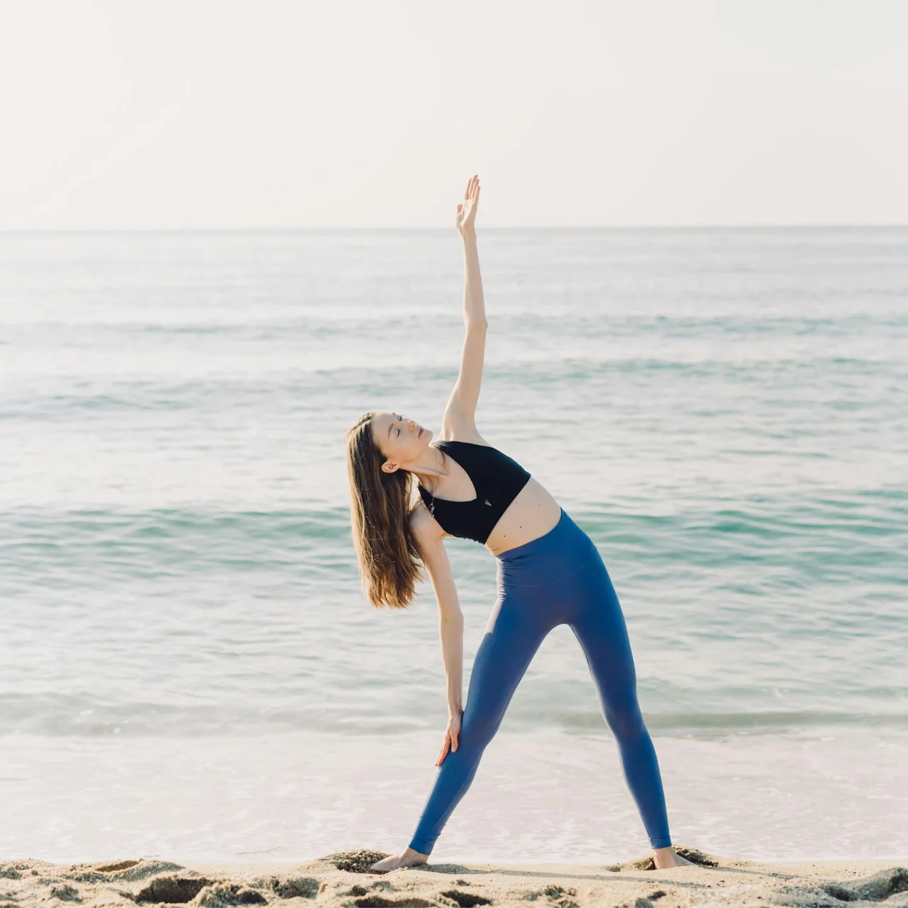 cô gái tóc nâu tập yoga để quản lý căng thẳng