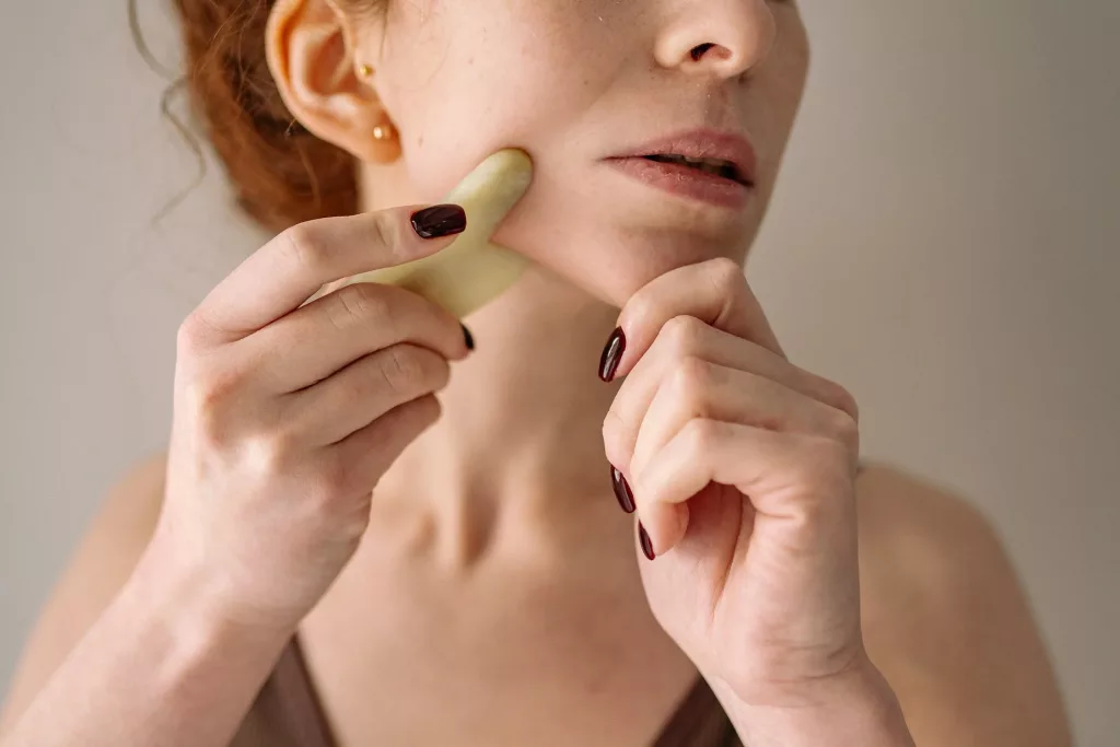 Động tác massage cằm giúp mặt trở nên thon gọn. Động tác massage cằm giúp mặt trở nên thon gọn.