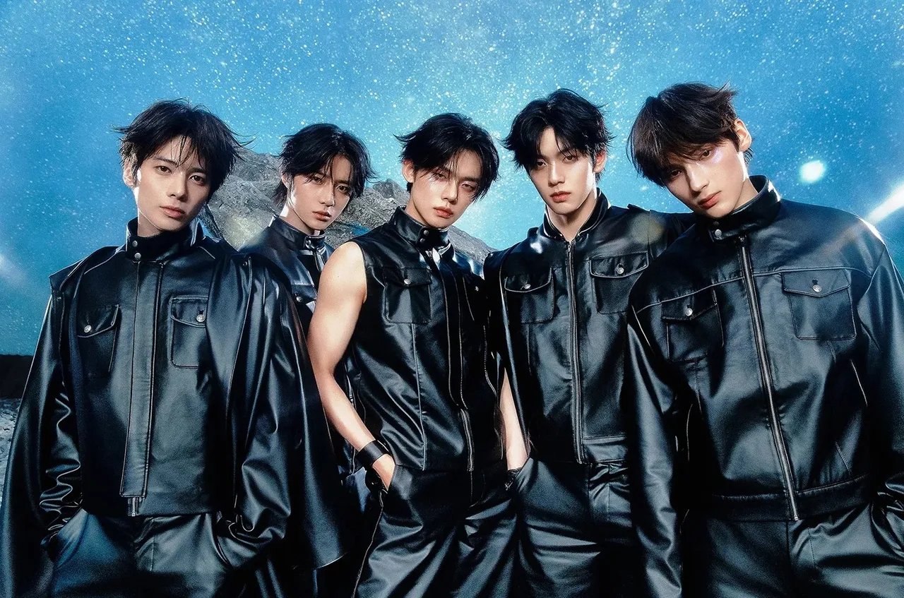 TOMORROW X TOGETHER (TXT) là nhóm nhạc nam Hàn Quốc nổi tiếng gồm 5 thành viên.