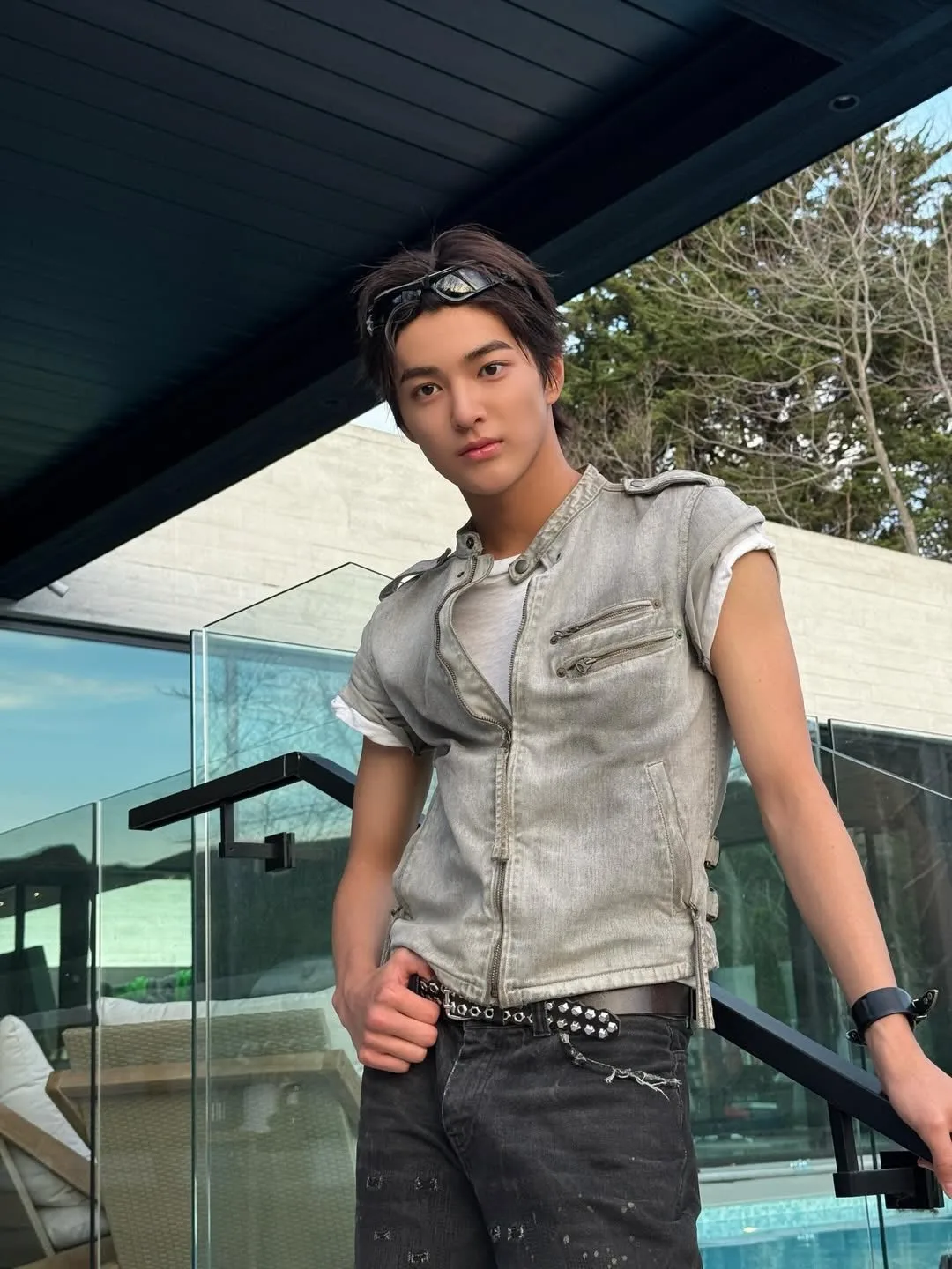 Keonho diện áo denim