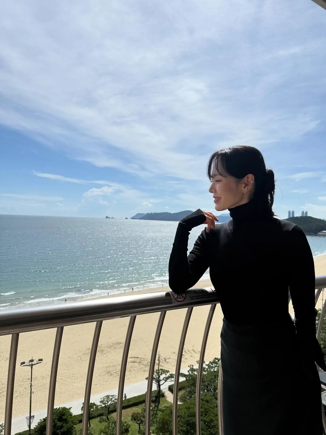 yejinhand diện váy cao cổ