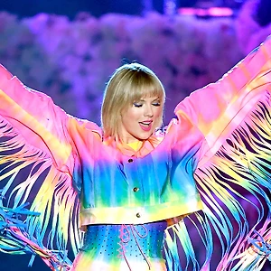 Thảm đỏ Teen Choice Awards 2019: Taylor Swift chiếm trọn “spotlight”