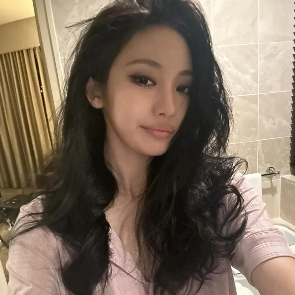 Ningning (aespa) tự selfie với diện mạo quyến rũ cùng đôi mắt khói và mái tóc bồng bềnh