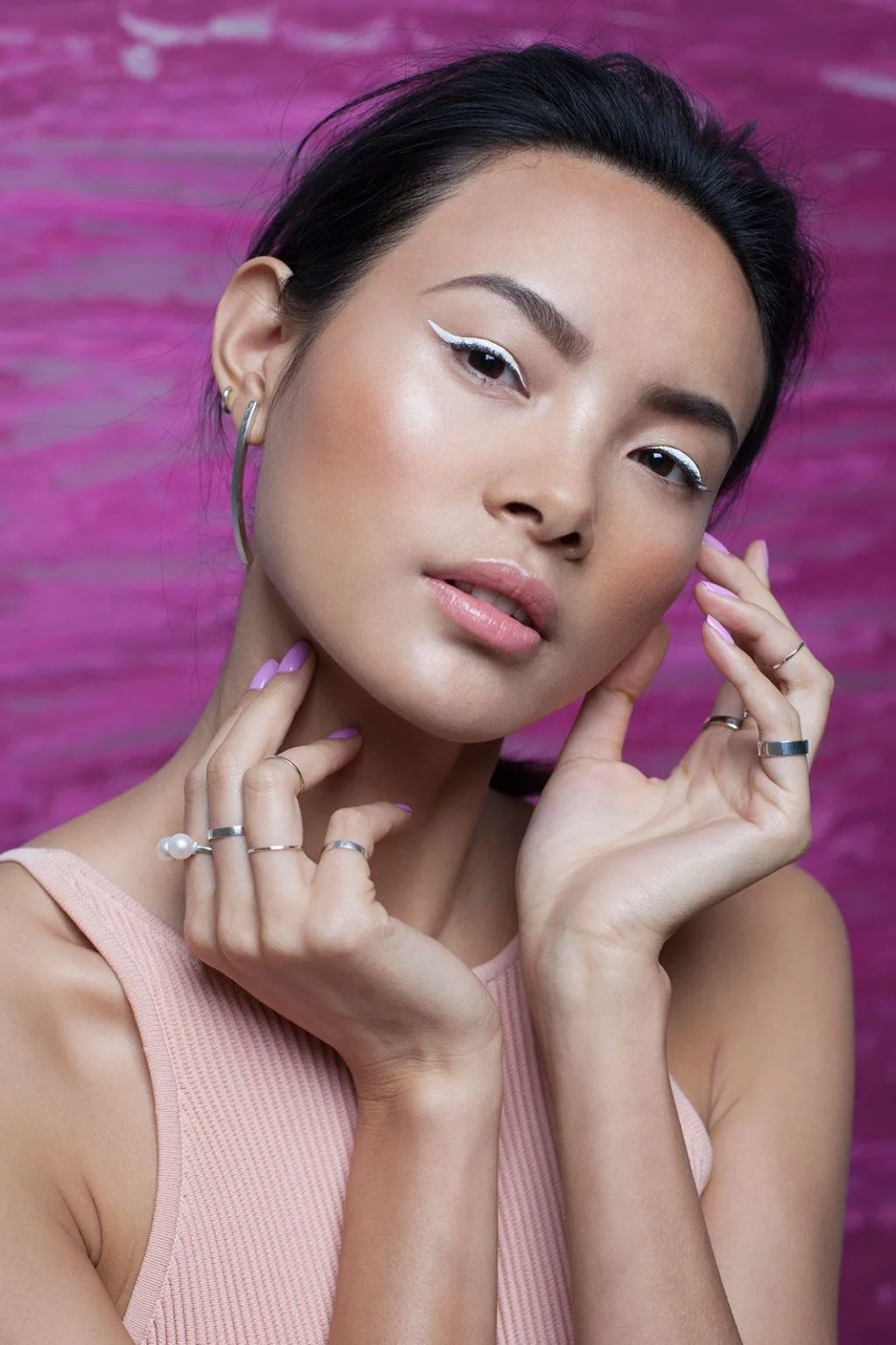 cô gái trang điểm eyeliner màu trắng áo hồng