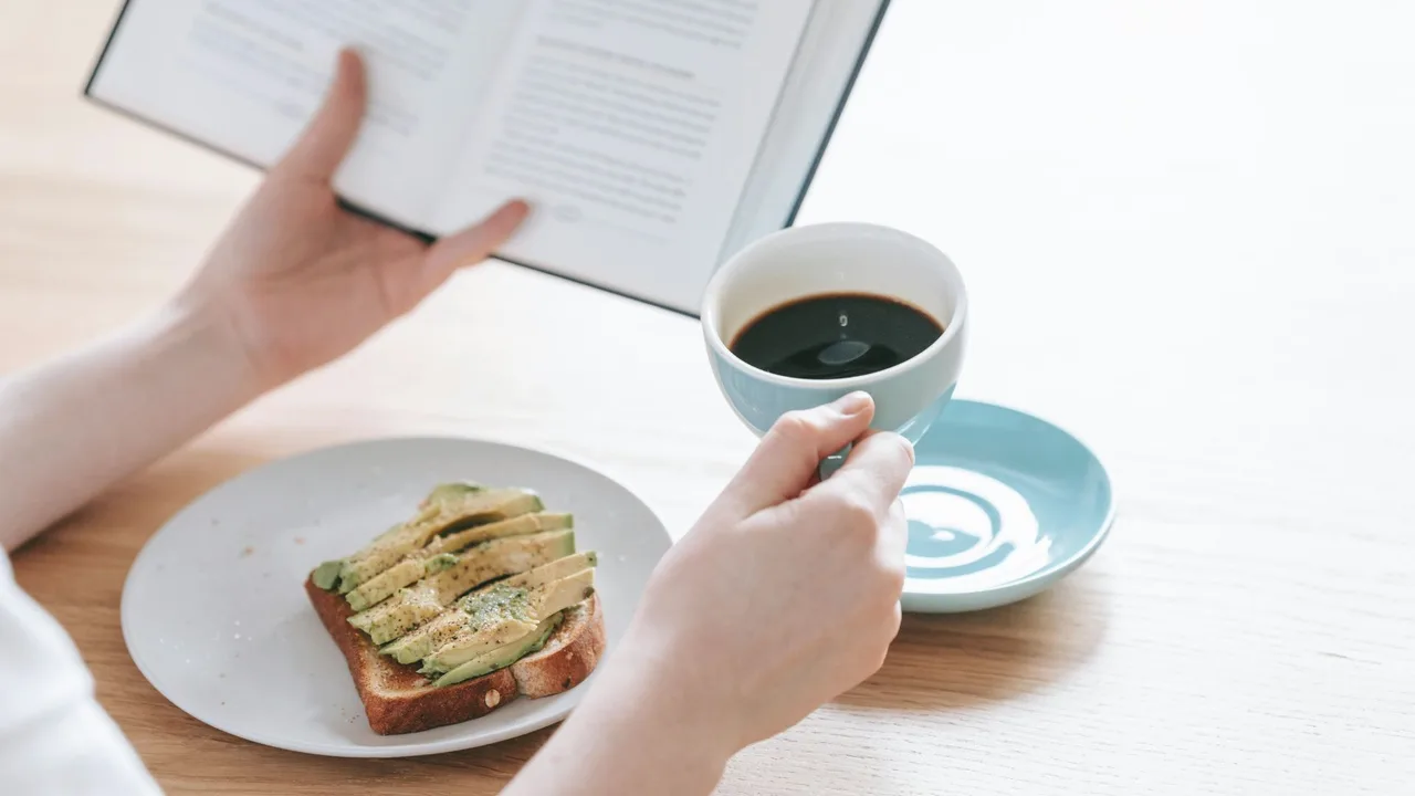 Bữa sáng nhẹ với bánh mì bơ và cà phê đen giúp giảm tác hại uống cà phê khi đói.