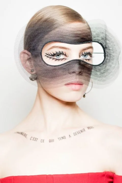 Chuyên gia trang điểm Dior chia sẻ cách kẻ mắt đẹp và… “dị" Chuyên gia trang điểm Dior chia sẻ cách kẻ mắt đẹp và… “dị"