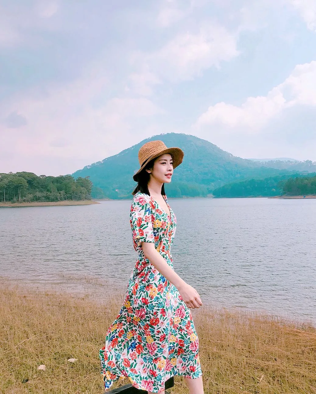 váy hoa vintage mũ rộng vành