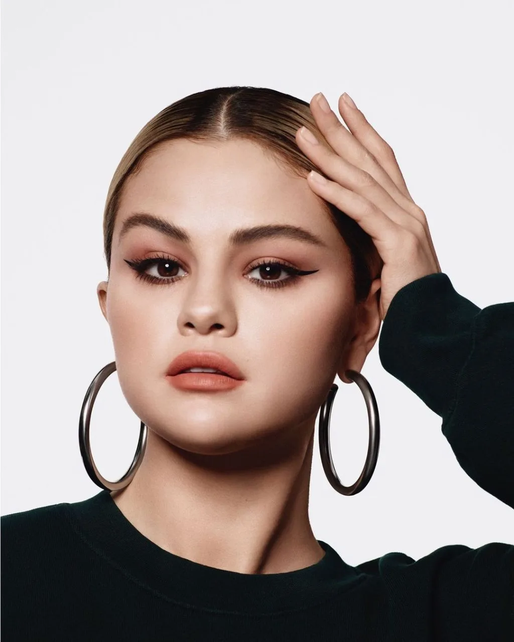 Vẻ đẹp sang trọng của Selena Gomez. Vẻ đẹp sang trọng của Selena Gomez và móng tay ngắn