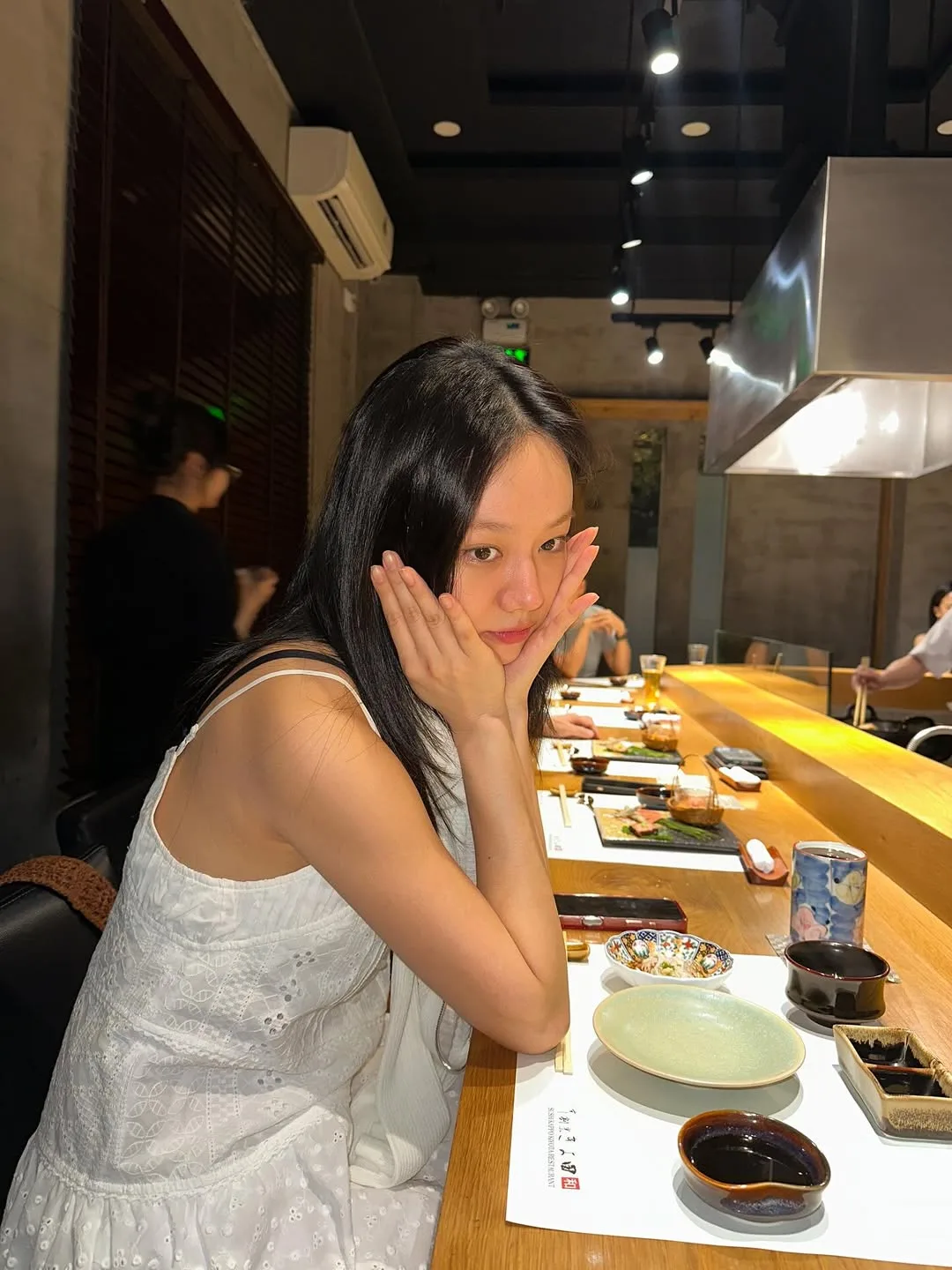 Lee Hyeri diện đầm hai dây