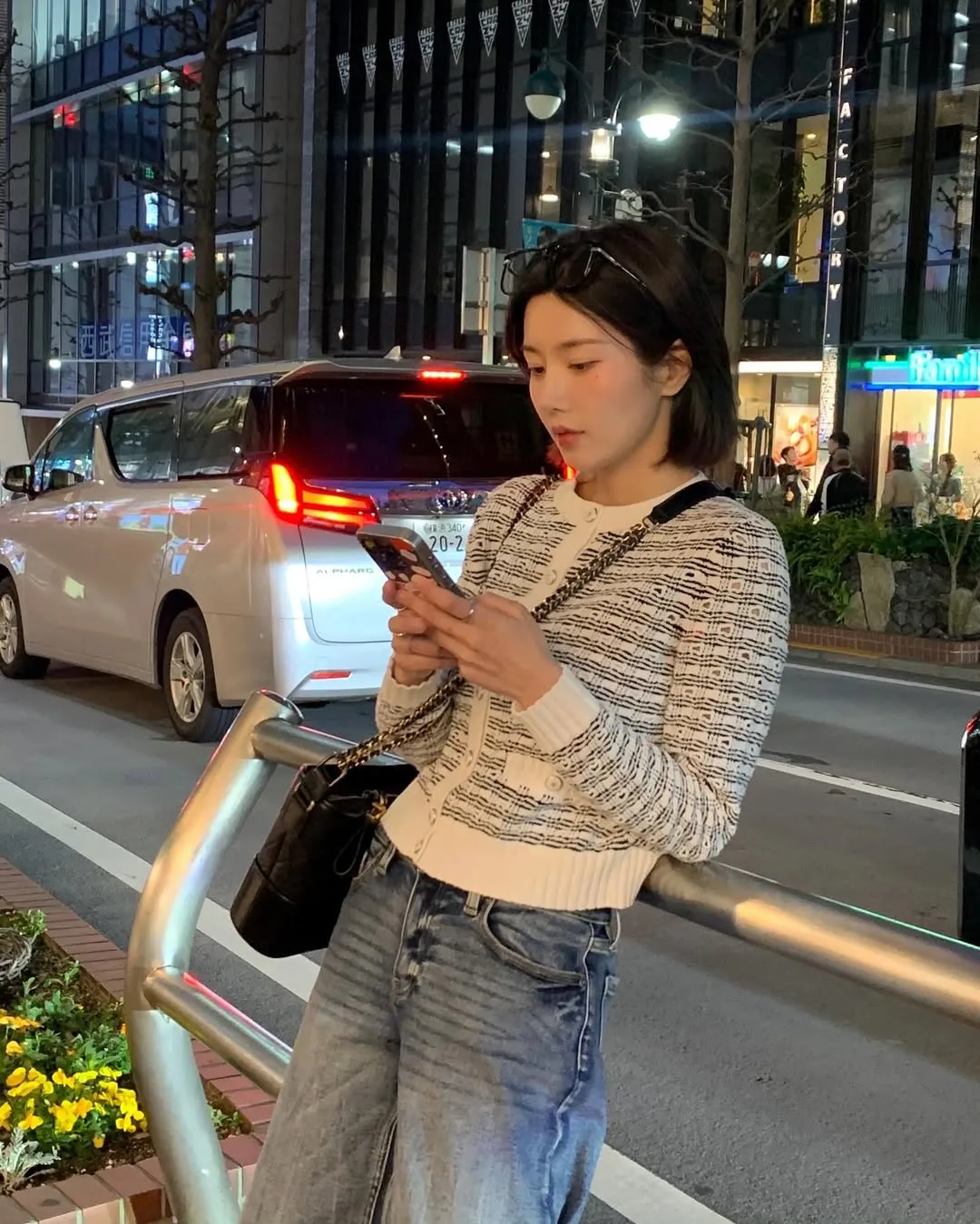 Sợi cotton dệt thưa biến áo khoác Tweed thành món đồ "giải nhiệt" đẳng cấp cho quý cô thành thị.