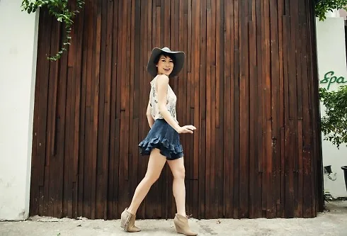 Kathy lúc trẻ trung, tinh nghịch.