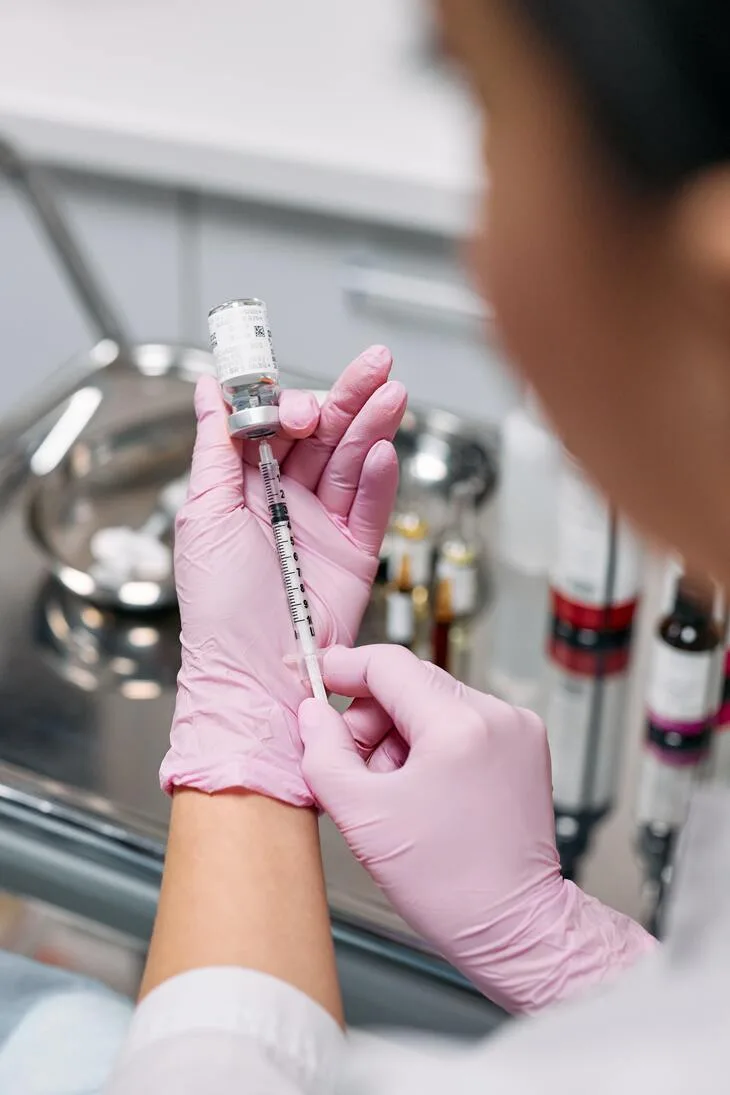 Tiêm Botox là phương pháp được bác sĩ khuyên dùng vì tính ăn toàn của nó. Têm Botox là phương pháp được bác sĩ khuyên dùng vì tính ăn toàn của nó.