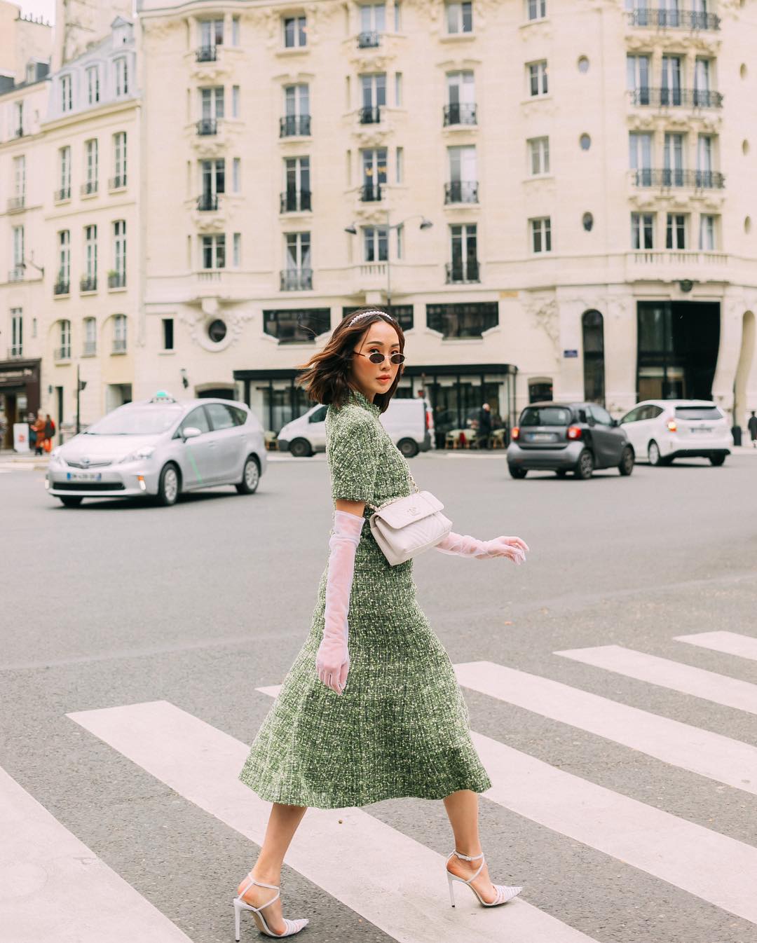 Dress code formal - Chriselle Lim mặc đầm vải tweed màu xanh lá