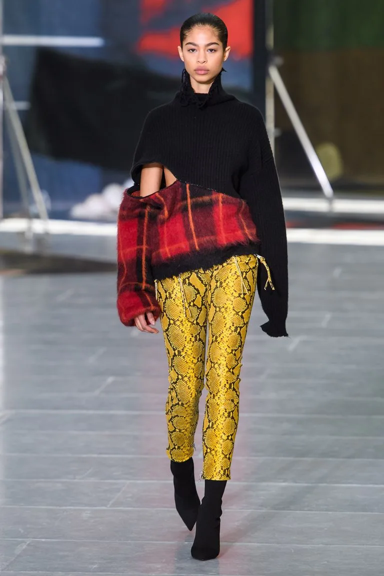 Áo cách điệu họa tiết tartan trên sàn diễn Unravel