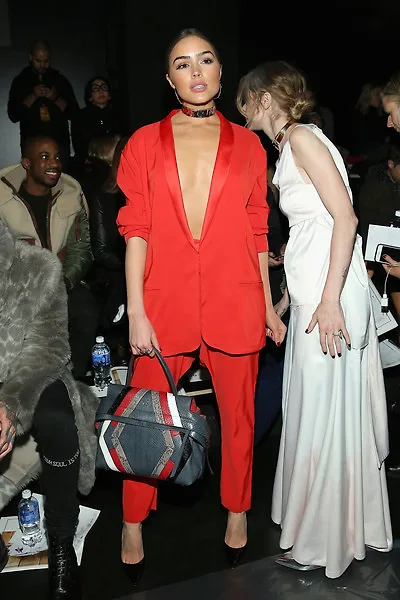 Những khoảnh khắc sao diện vest nữ đẹp Olivia Culpo - Baja East