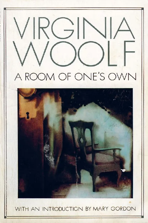 Cuốn sách gối đầu giường: A room of One’s own Cuốn sách của tác giả người Anh Virginia Woolf nói về bí quyết để trở thành người phụ nữ độc lập. Ở Hàn Quốc nam giới luôn chiếm ưu thế hơn trong xã hội, phần lớn phụ nữ sau khi lập gia đình sẽ ở nhà chăm chồng con và phụ thuộc vào người đàn ông của mình. Tôi thì không muốn như vậy. Cuốn sách này luôn nhắc nhở tôi về sự độc lập của mình.