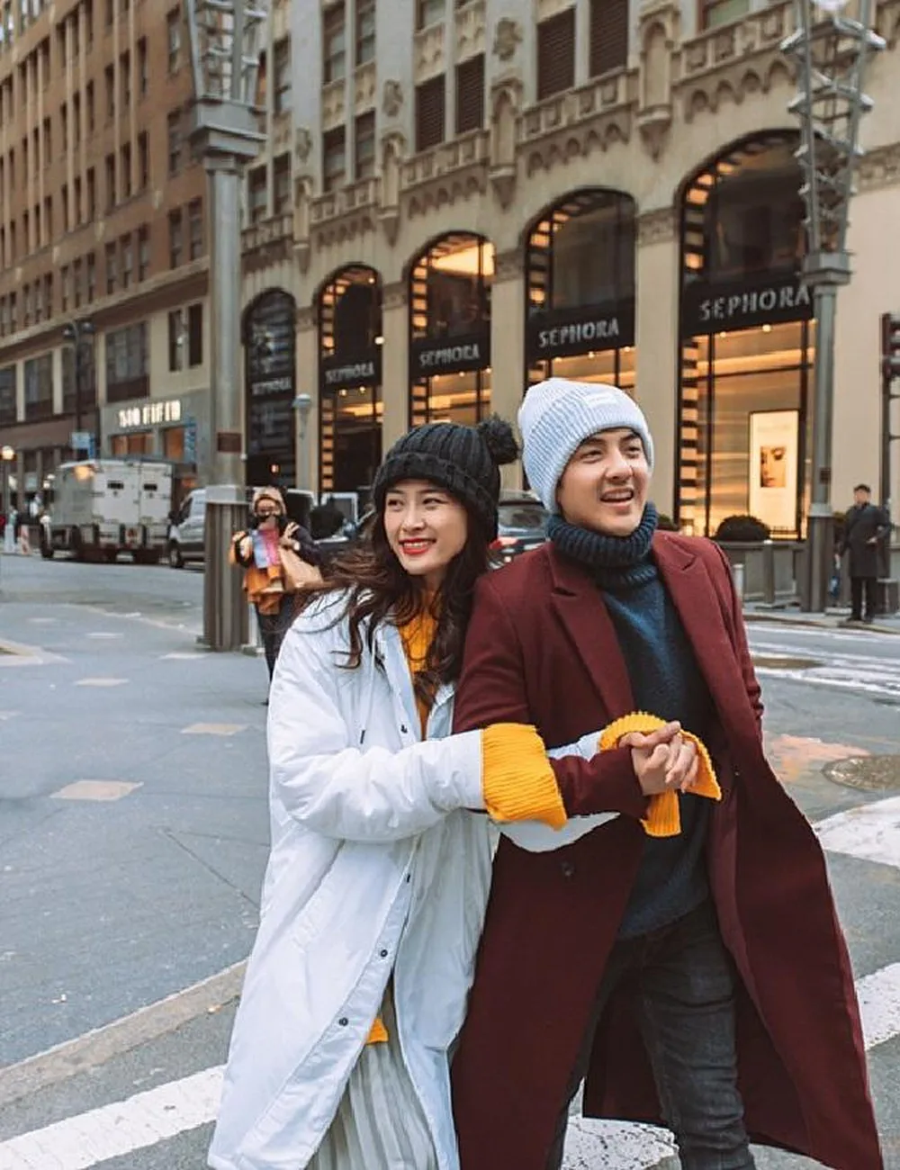 mũ beanie trench coat sneakers thời trang du lịch