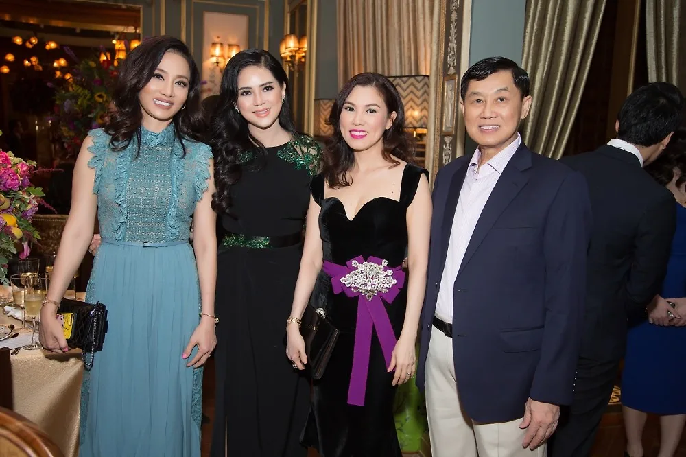 Anh Hanh, chi Tien va khach VIP
