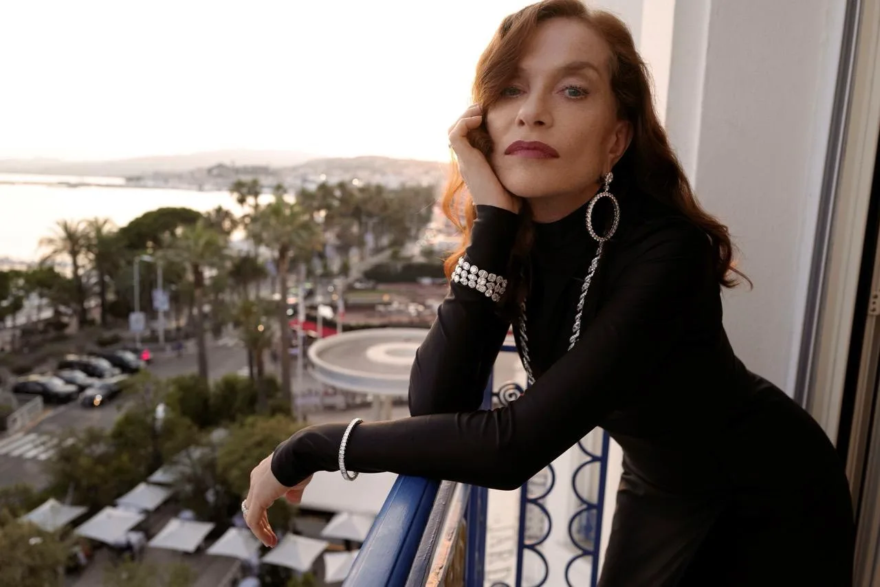 Isabelle Huppert diện trang sức cao cấp Chopard đón ánh hoàng hôn huyền thoại của Cannes trên đại lộ danh vọng La Croisette