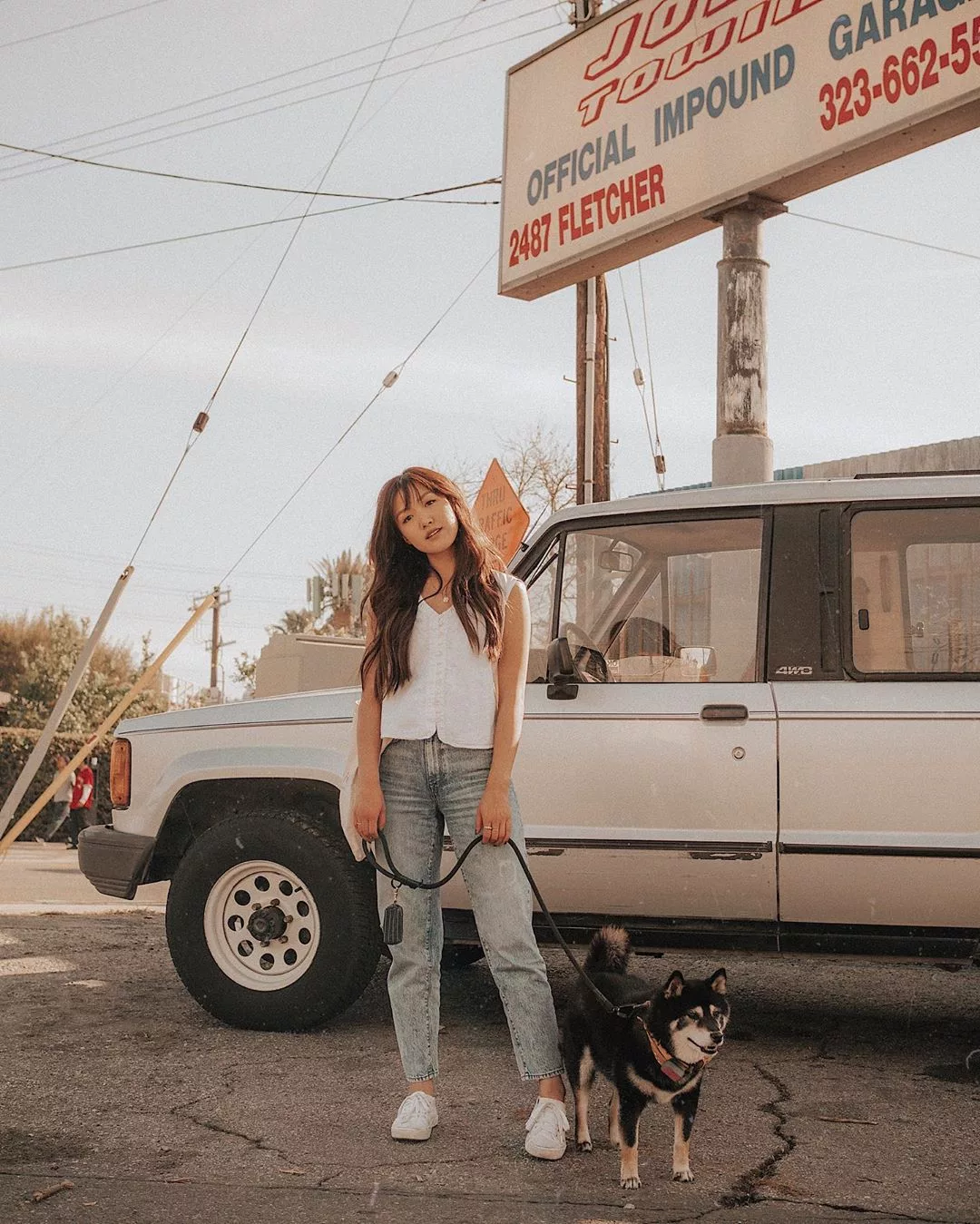 áo tank top trắng cài nút quần jeans