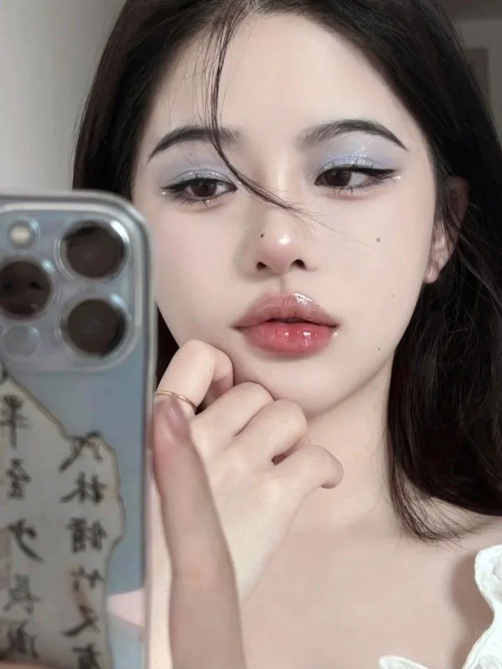 makeup mắt tone xanh douyin siêu lạ