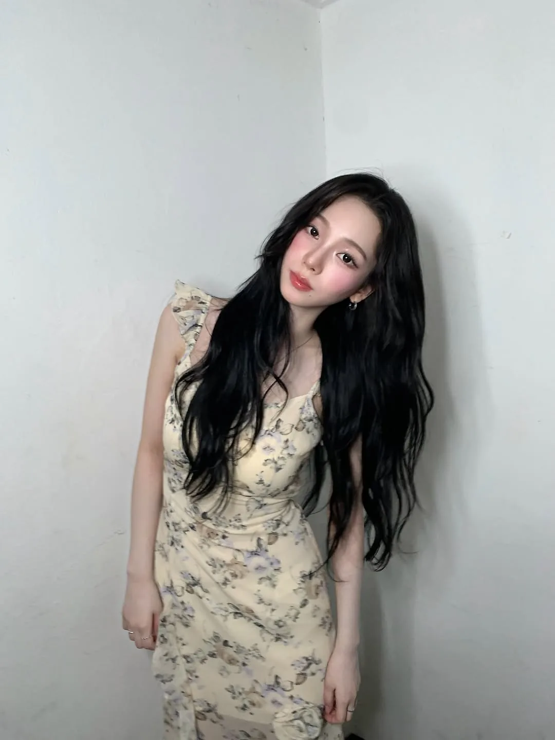 Karina trong thiết kế váy hoa nhí.