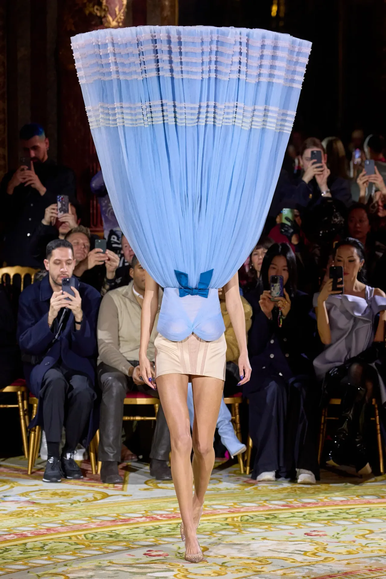 Đầm Viktor & Rolf Haute Couture Xuân Hè 202303