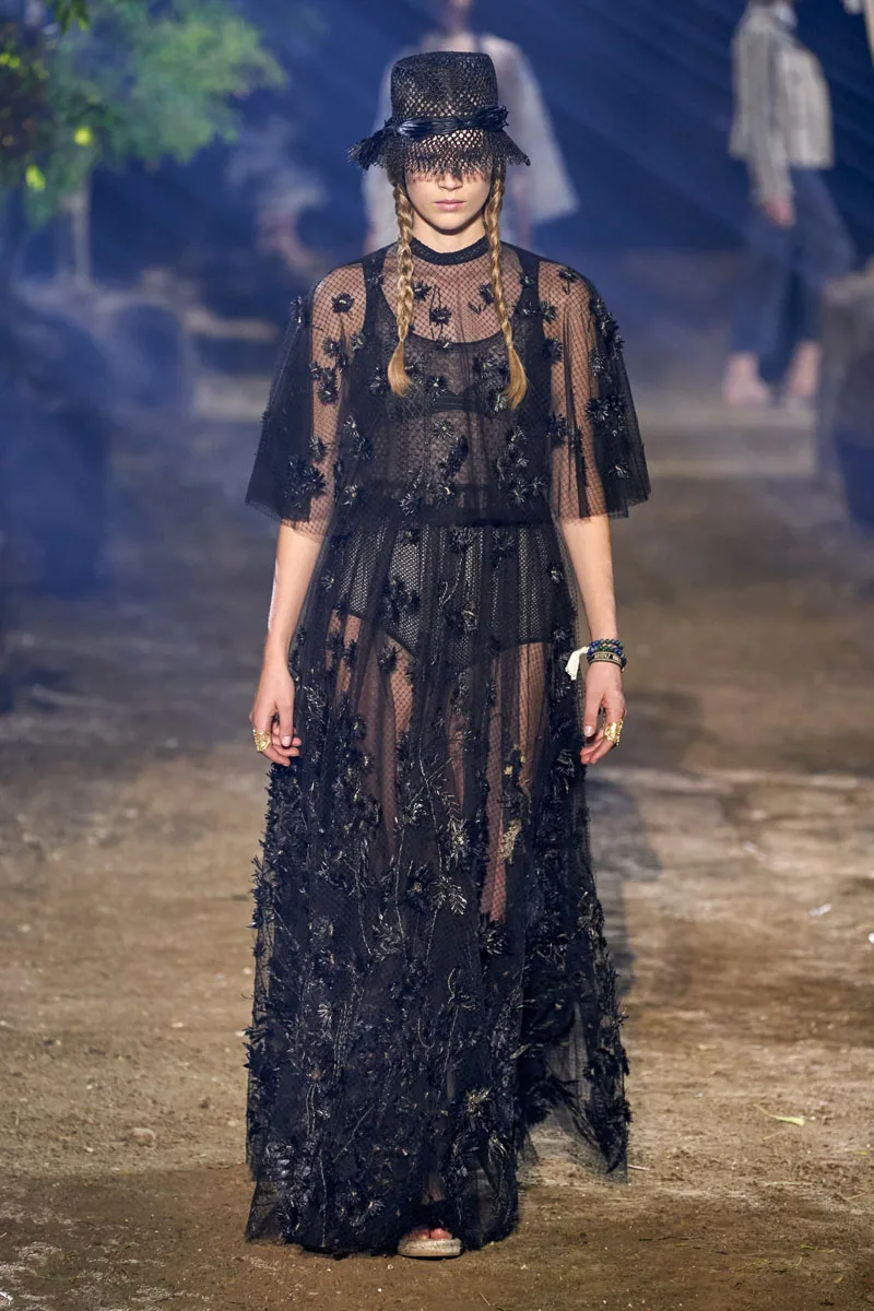 đầm đen xuyên thấu dior xuân hè 2020