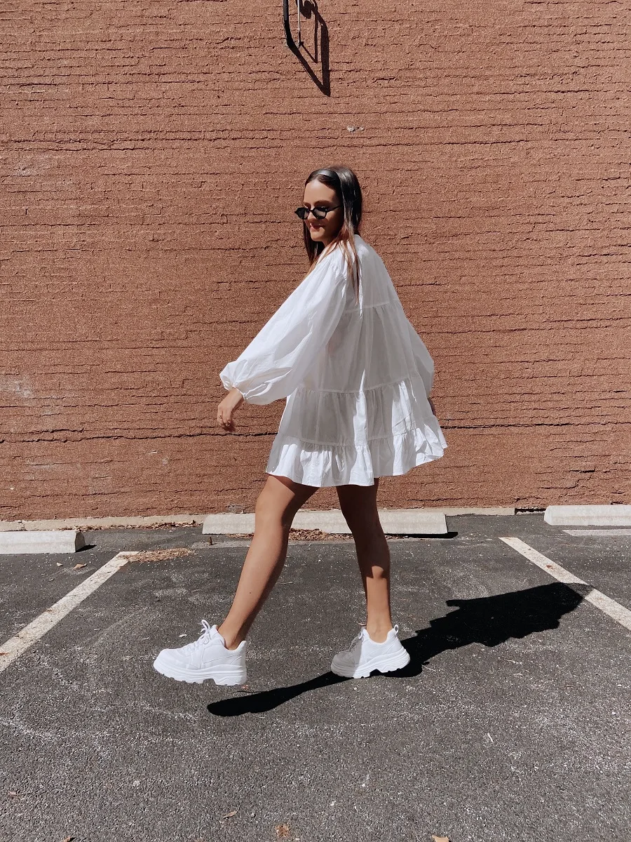 đầm babydoll phối cùng dad sneakers