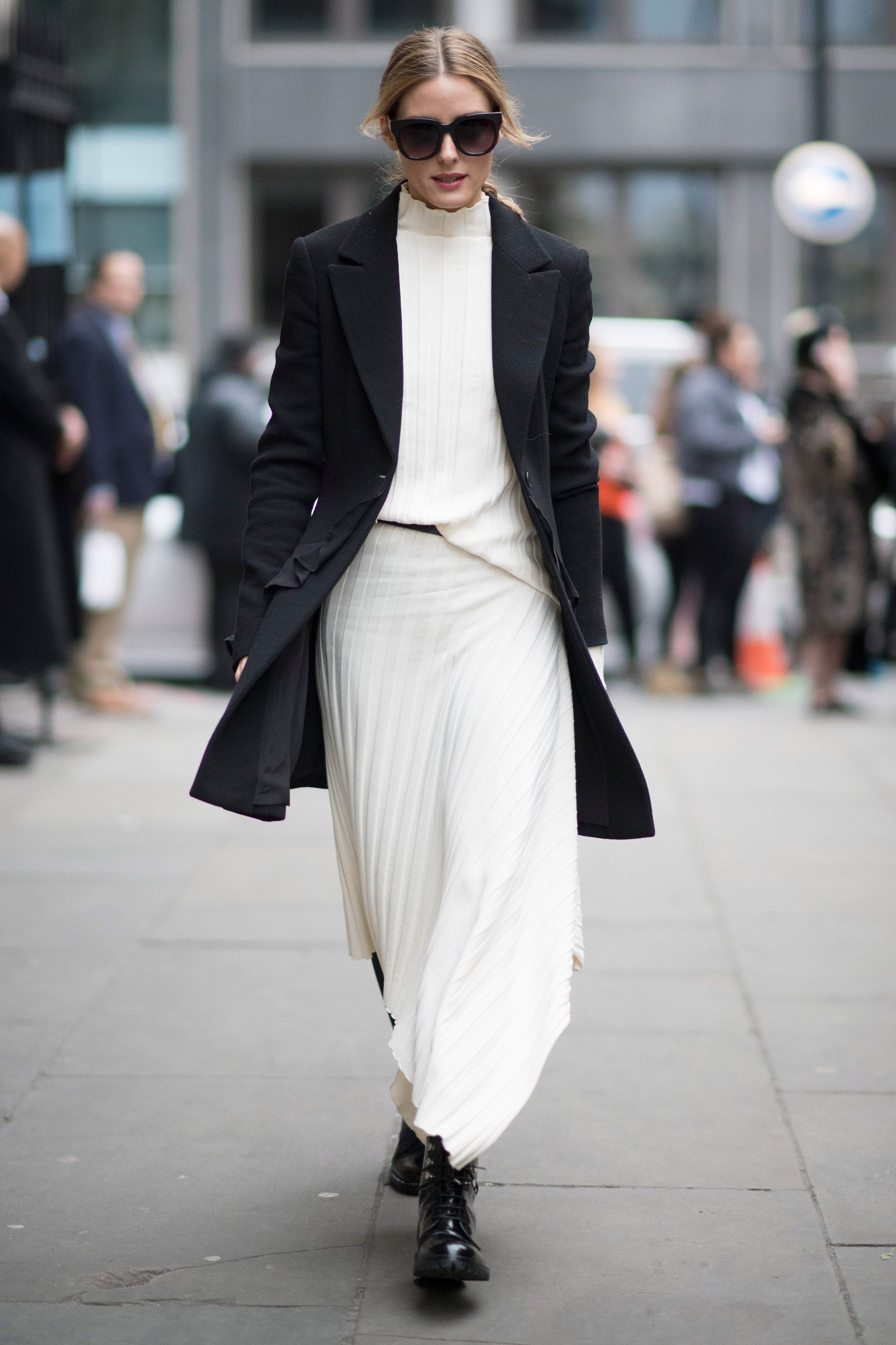 Olivia Palermo mặc áo sweater cổ lọ trắng cùng chân váy midi xếp li
