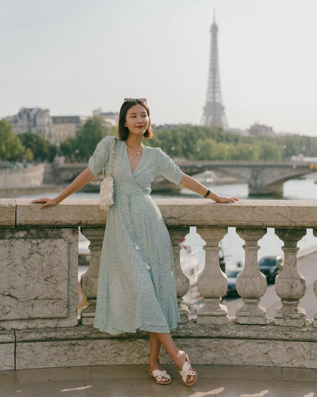 iris mang giày sandal trắng mặc đầm wrap dress màu xanh