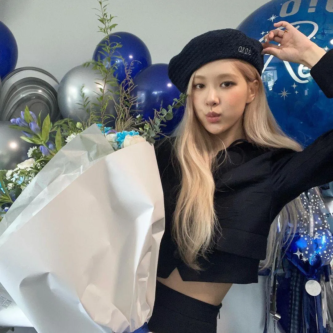 Rosé mũ nồi màu đen