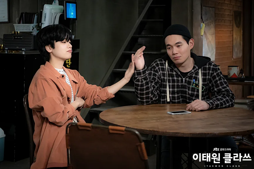 Thời trang unisex của nữ phụ Ma Hyun Ji trong Itaewon Class