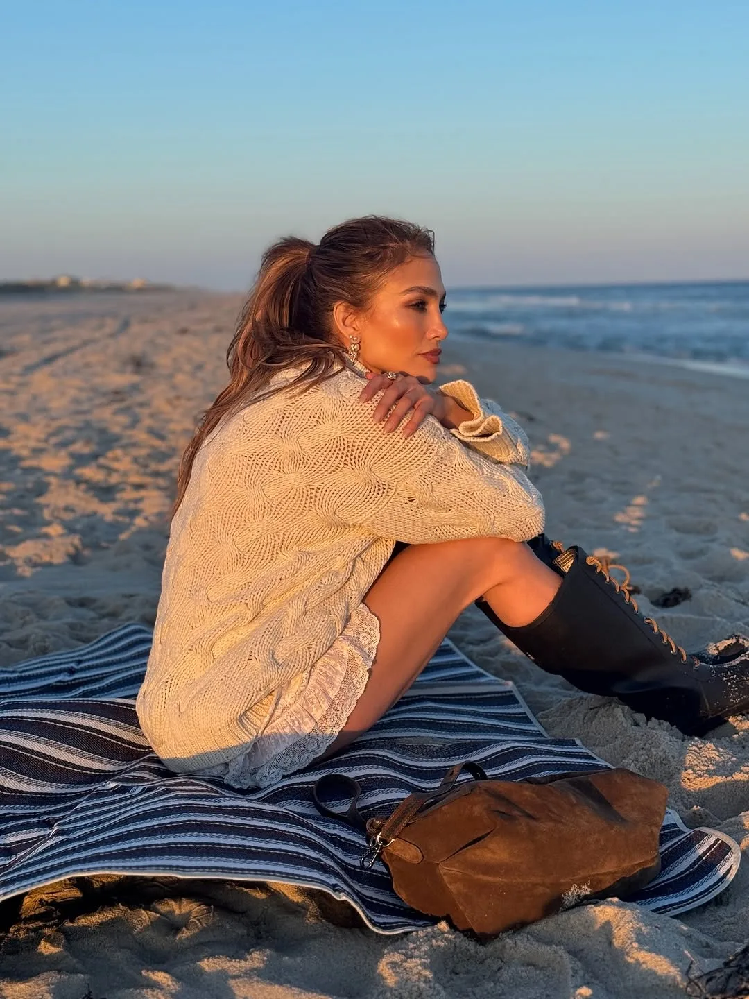 jlo áo len phối shorts