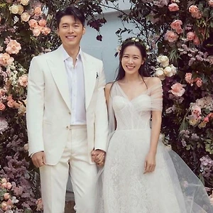 hyun bin và ye jin hạnh phúc nắm tay đám cưới