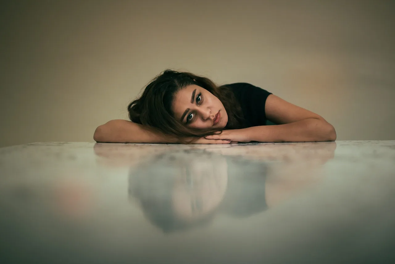 Hình ảnh đại diện cho sự bế tắc, thao túng tâm lý (gaslighting) và hội chứng sợ vùng đất lạ khiến cô gái không thể dứt bỏ một mối quan hệ độc hại.