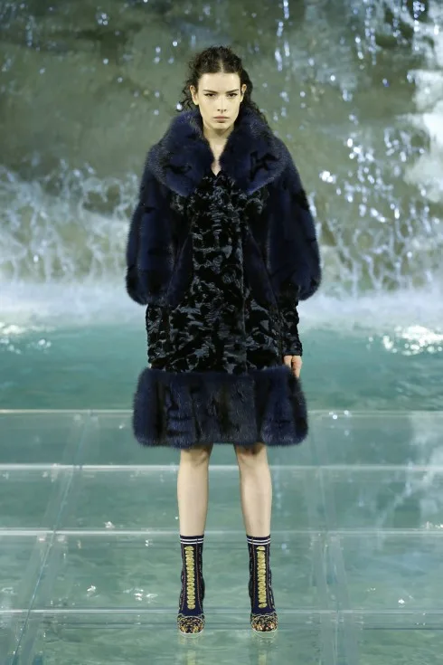 Những thiết kế của Fendi trở nên u tối hơn ở nửa sau của show diễn