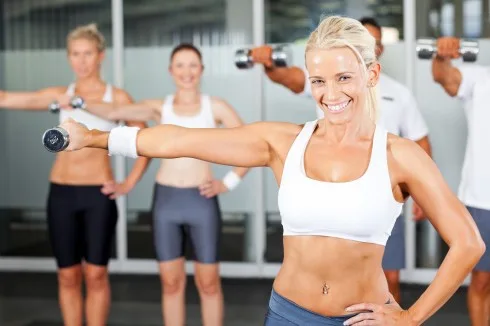 Lựa chọn tốt nhất là áo top, croptop hoặc áo ba lỗ thể thao. quan ao tap gym cho nu gioi