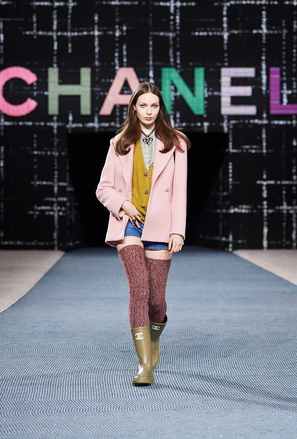 Độ bóng mượt của kiểu tóc xõa gây chú ý tại sàn diễn Chanel. Độ bóng mượt của kiểu tóc xõa gây chú ý tại sàn diễn Chanel.
