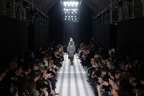 BST Thời trang thu đông 2015 BKhông gian trình diễnalenciaga BST Thời trang thu đông 2015 Balenciaga