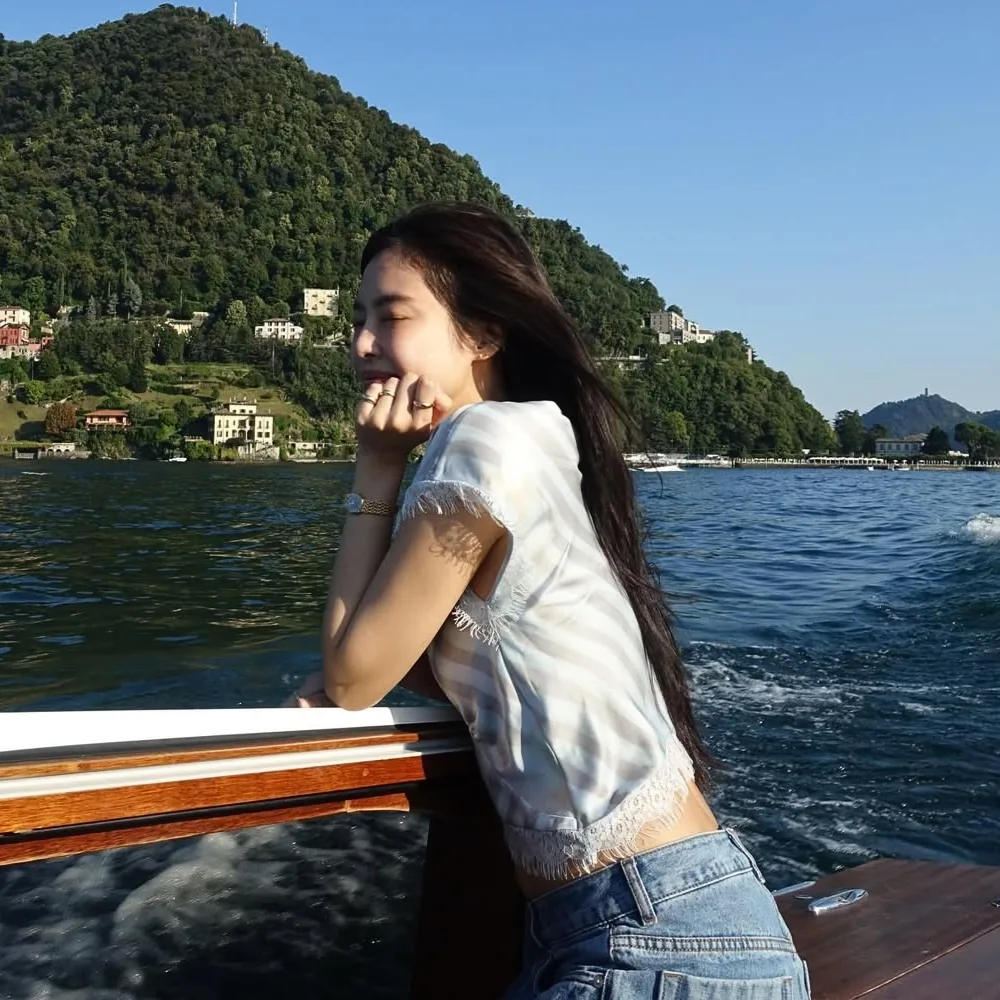 Jennie ngồi trên thuyền