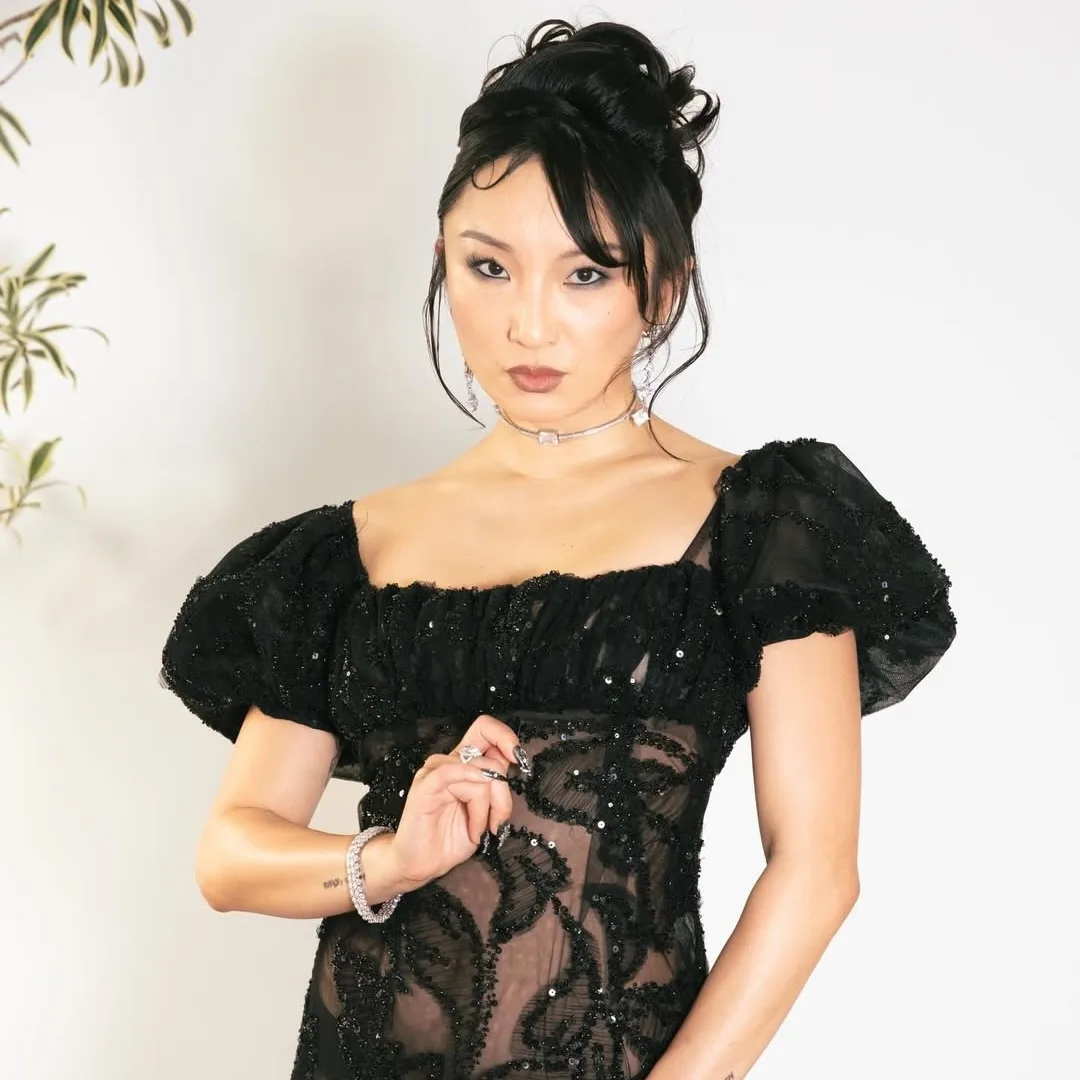 Hình ảnh diễn viên Poppy Liu để minh họa cho những món mỹ phẩm "bất ly thân" của cô nàng.