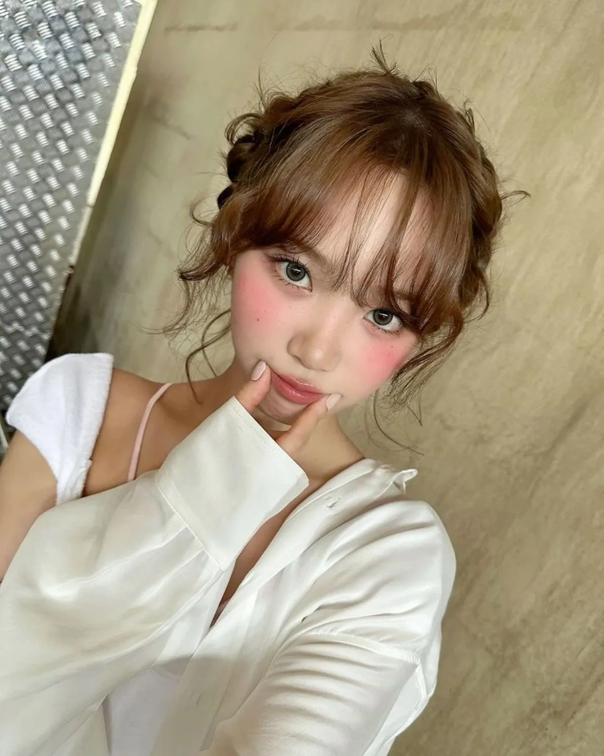 Chaewon với gò má ửng hồng đào theo phong cách trang điểm MBTI.
