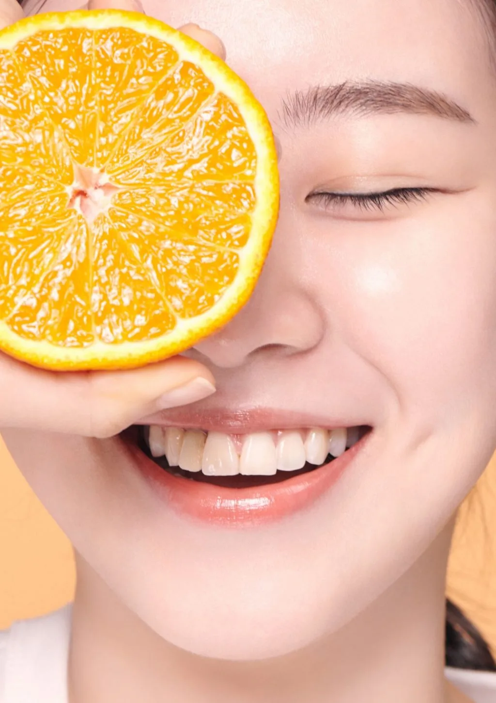 innisfree-Cô gái cầm quả cam. innisfree-Cô gái cầm quả cam.