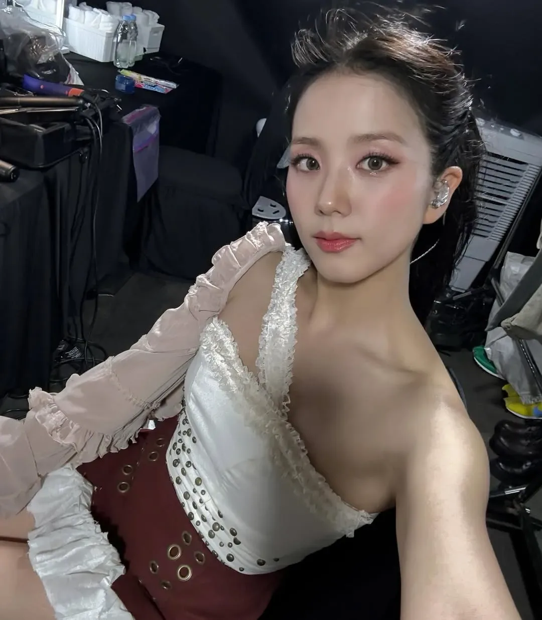 Kiểu tóc nửa buộc xoắn nhẹ của Jisoo tạo điểm nhấn nữ tính và thanh lịch