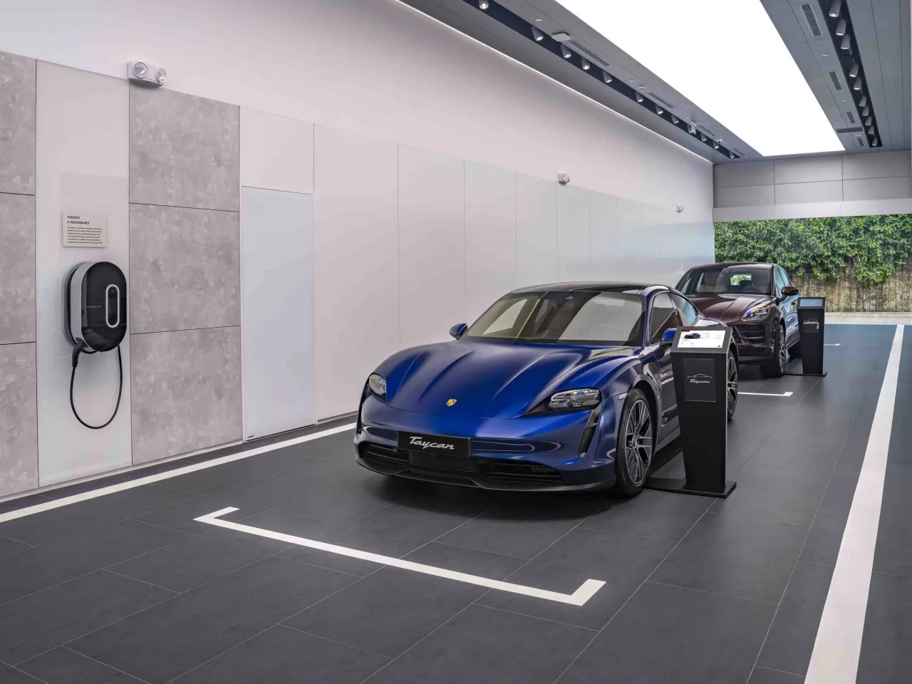 Trung tâm Porsche Sài Gòn 8